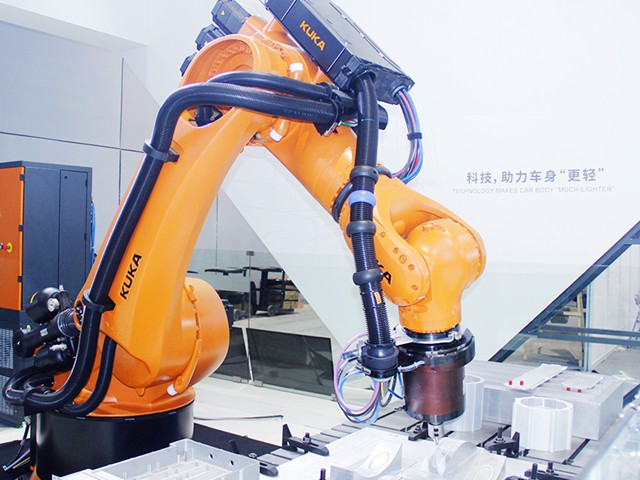 機(jī)器人攪拌摩擦焊技術(shù)正在汽車制造領(lǐng)域產(chǎn)生變革.jpg